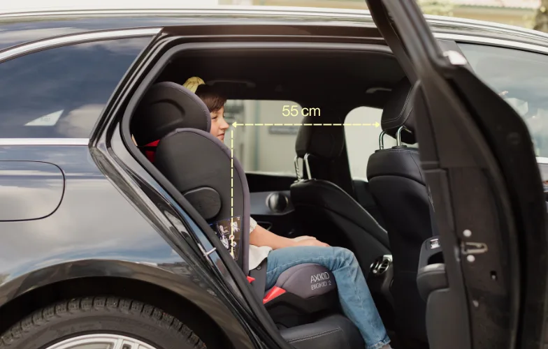 ילדה יושבת בכיסא בטיחות עם הפנים קדימה